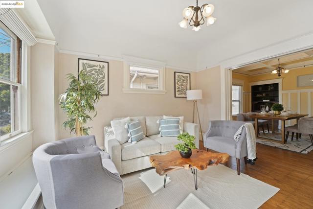 2002 Chestnut St, Oakland CA: https://media.crmls.org/mediaz/9ebac40c-4b91-41e5-a8a4-a85c38d04f0d.jpg