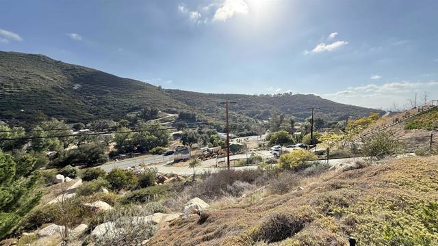 2956 La Cresta Road, El Cajon CA: https://media.crmls.org/mediaz/9ebb29f0-0783-4ce5-a20a-da2345241cab.jpg