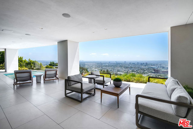 9016 Thrasher Avenue, Los Angeles CA: https://media.crmls.org/mediaz/9ebbd1a6-106d-4173-81fa-daa9497df494.jpg