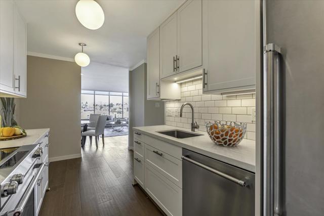 565 Bellevue Avenue, Oakland CA: https://media.crmls.org/mediaz/9ebcc89c-36a4-44fa-aa6f-fe98f241340d.jpg