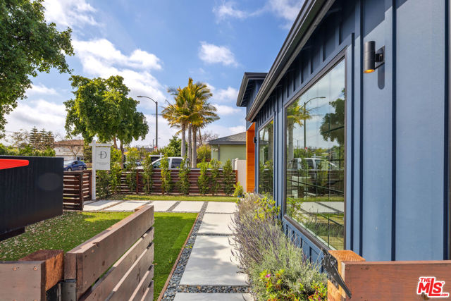 3976 Mclaughlin Avenue, Los Angeles CA: https://media.crmls.org/mediaz/9ebe0f2e-ca53-4422-859a-5b174b21d82f.jpg