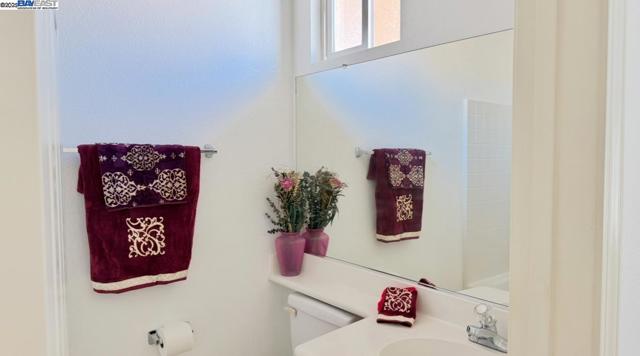 710 City Walk Pl, Hayward CA: https://media.crmls.org/mediaz/9ebe9e9e-243a-4bba-9812-666e8c8b9908.jpg