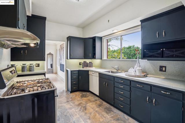 80 Oak Ridge Rd, Berkeley CA: https://media.crmls.org/mediaz/9ebea150-902c-423e-911c-e343ba574a23.jpg