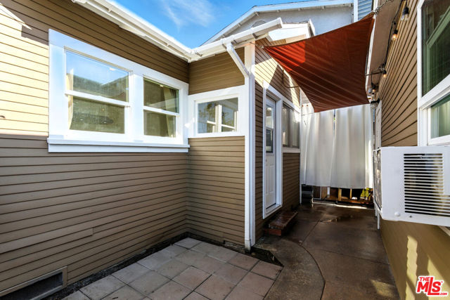 3712 E 10th Street, Long Beach CA: https://media.crmls.org/mediaz/9ebf2e4d-7975-4d25-9507-a7f6a8e2c3b5.jpg