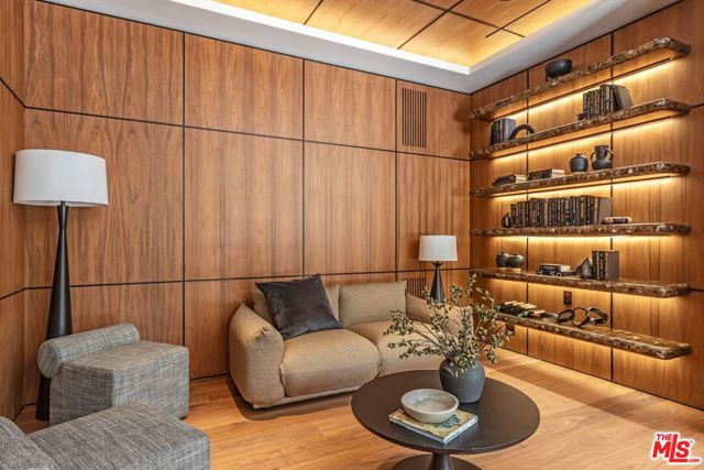 927 N Whittier Drive, Beverly Hills CA: https://media.crmls.org/mediaz/9ebfd7e2-12f8-4fb0-a2ec-26ee5d8bde2f.jpg
