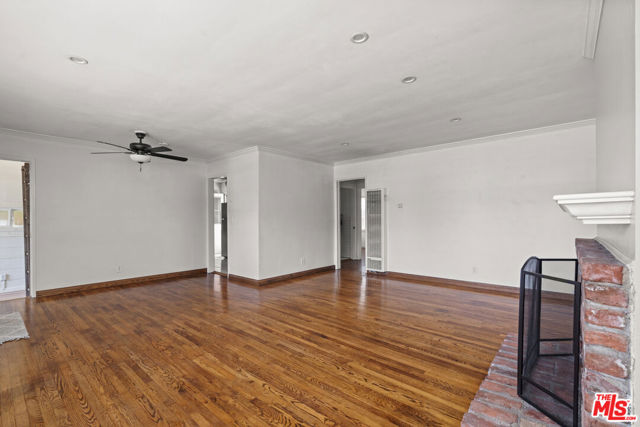 2421 Cloy Avenue, Venice CA: https://media.crmls.org/mediaz/9ebff3e1-0f59-44db-94a8-d346e27d9b08.jpg
