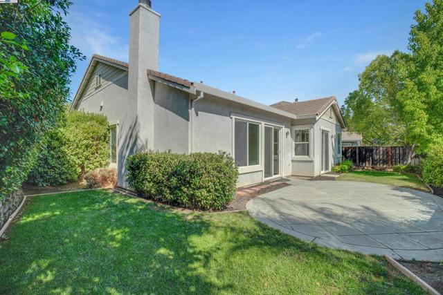 342 Roundhill Dr, Brentwood CA: https://media.crmls.org/mediaz/9ec050c6-a31e-4b22-9c35-8ce80cb0c16b.jpg