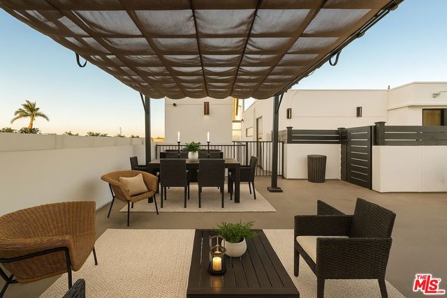 1333 Beverly Green Drive, Los Angeles CA: https://media.crmls.org/mediaz/9ec09ba1-eb0c-424c-8078-9e47df9ae5a9.jpg