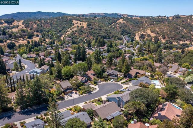 171 Mount Tam Ct, Martinez CA: https://media.crmls.org/mediaz/9ec0ad98-b53f-4a13-8210-55512415d2aa.jpg