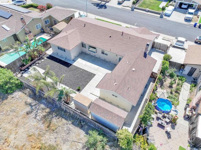 2086 Oakridge Ln, Pittsburg CA: https://media.crmls.org/mediaz/9ec16283-a245-408f-be12-6a1763eaf8ae.jpg