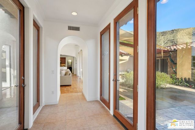 1070 Bella Vista, Palm Springs CA: https://media.crmls.org/mediaz/9ec16516-23ad-47cf-bd78-b9f09cf8315e.jpg