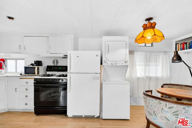 11250 Playa Street, Culver City CA: https://media.crmls.org/mediaz/9ec1b76e-81dc-41cb-8d92-879c4cb5d27f.jpg