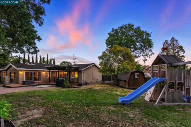 15 Ardmore Ct, Pleasant Hill CA: https://media.crmls.org/mediaz/9ec20546-9a1c-429f-b0e3-d0fa72a5db75.jpg
