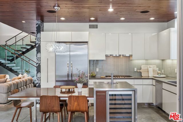 714 California Avenue, Venice CA: https://media.crmls.org/mediaz/9ec2694e-85ce-435f-a15e-f1f27b7046d5.jpg