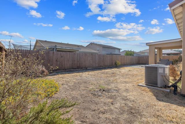 495 Pearl Dr, Lemoore CA: https://media.crmls.org/mediaz/9ec2a80d-d7ae-4f49-b386-f42f85430144.jpg