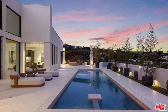 9405 Sierra Mar Place, Los Angeles CA: https://media.crmls.org/mediaz/9ec2a84e-f552-4412-a01d-9ce33d3d8e57.jpg