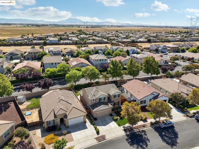 124 Clear Lake Ct, Oakley CA: https://media.crmls.org/mediaz/9ec2ce33-4568-4477-9c9c-859887a05606.jpg