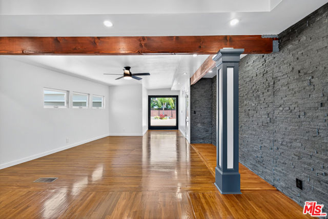 2121 Marine Street, Santa Monica CA: https://media.crmls.org/mediaz/9ec2f91d-ba6b-49be-9a0a-c109f52d8828.jpg