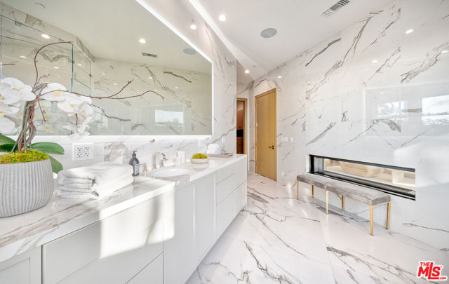 9153 Janice Place, Beverly Hills CA: https://media.crmls.org/mediaz/9ec3a528-13f1-49ba-b227-9f41e407a73d.jpg