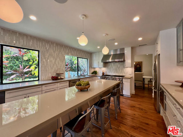 6435 Innsdale Drive, Los Angeles CA: https://media.crmls.org/mediaz/9ec3d2c0-cc8c-4073-af0c-7a0956f3703b.jpg