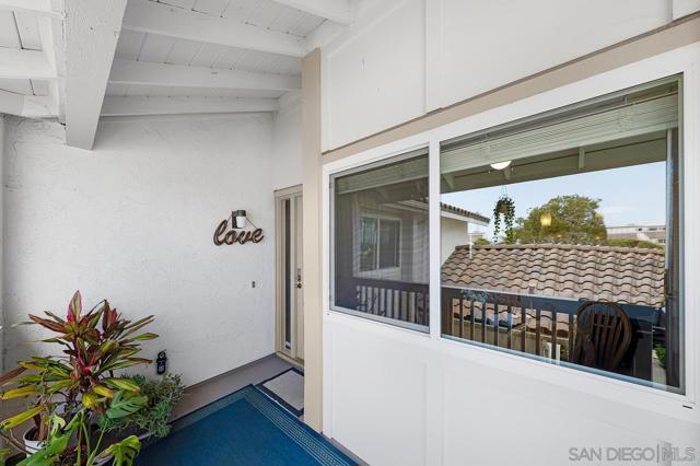 94 Kingston Ct W, Coronado CA: https://media.crmls.org/mediaz/9ec4e07c-4757-450a-986b-3c032dbe6294.jpg