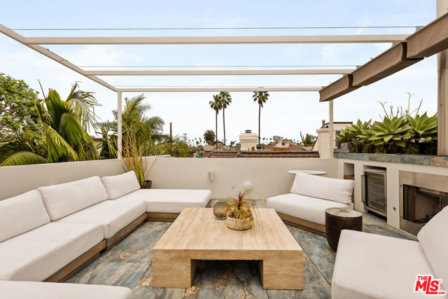 2341 Wilson Avenue, Venice CA: https://media.crmls.org/mediaz/9ec4f20c-012a-4347-8b10-162f88e7f955.jpg