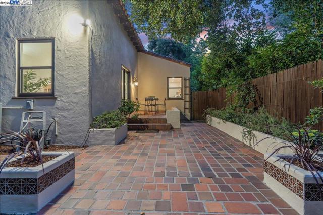 405 Kingsley Ave, Palo Alto CA: https://media.crmls.org/mediaz/9ec4f6f1-6a84-45b4-a2a5-d01c84b3c22e.jpg