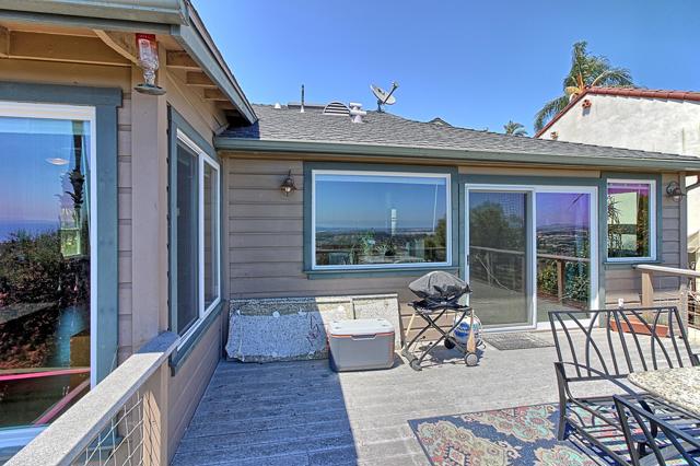 2108 Sunset Drive, Ventura CA: https://media.crmls.org/mediaz/9ec5ccdb-5f4c-4ec4-941c-f03e3c1f041f.jpg