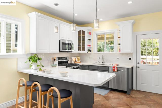 824 Arlington Avenue, Oakland CA: https://media.crmls.org/mediaz/9ec6ff48-66d5-469e-b8d7-30f931bee7e3.jpg