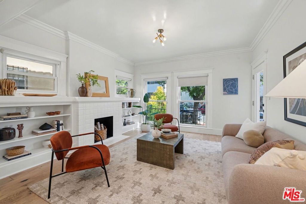 745 N Manhattan Place