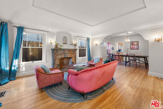 646 N Dillon Street, Los Angeles CA: https://media.crmls.org/mediaz/9ec75bfd-8eb5-4e04-9a59-38ff20a6b432.jpg