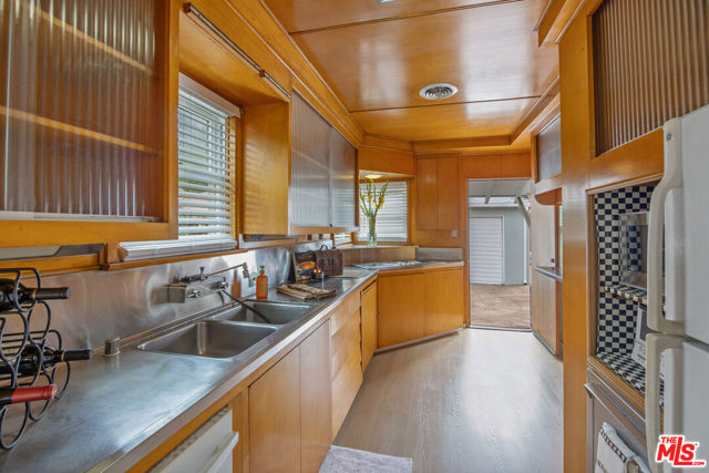 210 S Bundy Drive, Los Angeles CA: https://media.crmls.org/mediaz/9ec79715-5976-46b4-9f50-64e21d203b3f.jpg