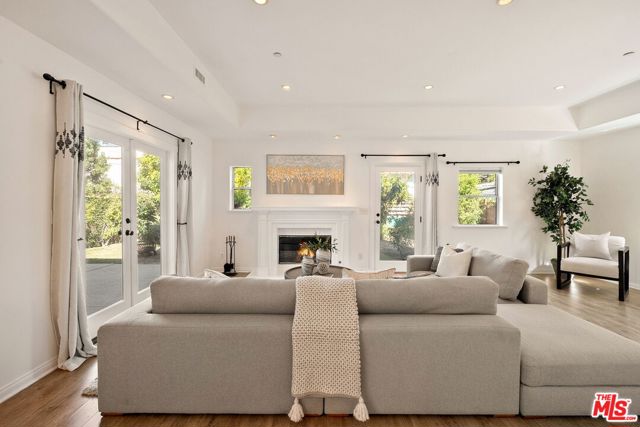 4224 Madison Avenue, Culver City CA: https://media.crmls.org/mediaz/9ecbbffe-303a-40c2-aea7-e8b61a6794dc.jpg