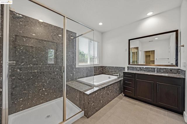 18499 Lewiston Dr, Lathrop CA: https://media.crmls.org/mediaz/9ece1448-01a2-4439-ae4b-1e00854e66df.jpg