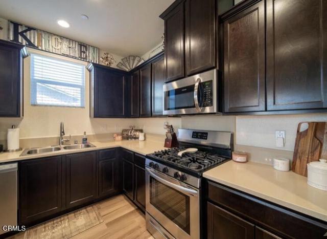 Detail Gallery Image 5 of 15 For 5829 Commonwealth Ave, Bakersfield,  CA 93313 - 3 Beds | 3 Baths