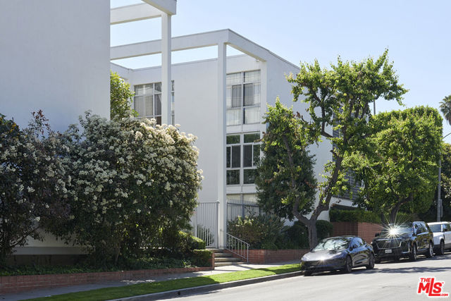 7960 Selma Avenue, Los Angeles CA: https://media.crmls.org/mediaz/9ece9874-1c47-493b-9513-71f992b1657a.jpg
