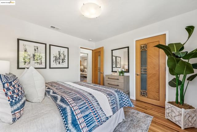 1708 Derby St, Berkeley CA: https://media.crmls.org/mediaz/9ecf3607-19da-44cf-a0ac-7eaa5585ceb4.jpg