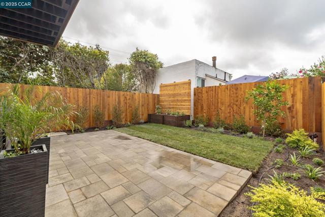 1126 Brighton Ave, Albany CA: https://media.crmls.org/mediaz/9ed06dc5-cf07-437e-848b-2c55b38cf30b.jpg