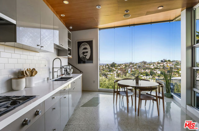 3813 Ronda Vista Place, Los Angeles CA: https://media.crmls.org/mediaz/9ed256ea-e820-4216-9ccf-83409a660488.jpg