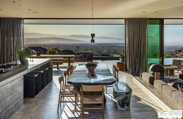 2215 Vista Distancia Court, Palm Springs, CA 92262