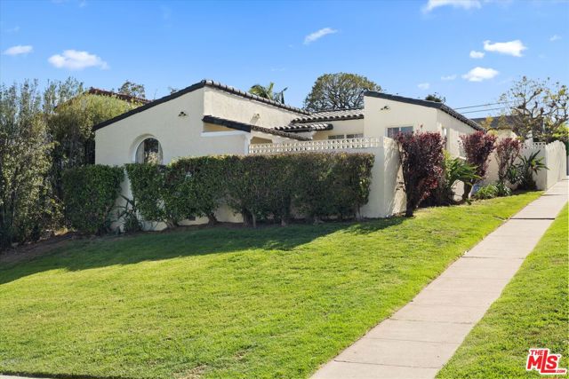 1903 Holmby Avenue, Los Angeles CA: https://media.crmls.org/mediaz/9ed42676-c794-4be6-a902-fcfe1bc8a6e8.jpg