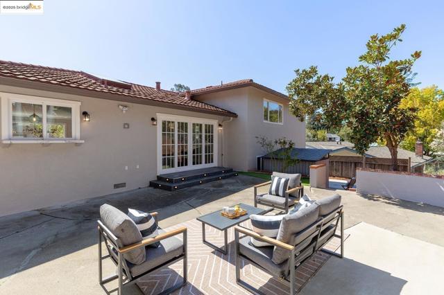 298 Elysian Fields DR, Oakland CA: https://media.crmls.org/mediaz/9ed50e41-31d7-44b2-b421-098d5fed9a3c.jpg