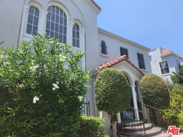 517 N Serrano Avenue, Los Angeles CA: https://media.crmls.org/mediaz/9ed580d9-45b2-4477-99af-f0171f78030d.jpg