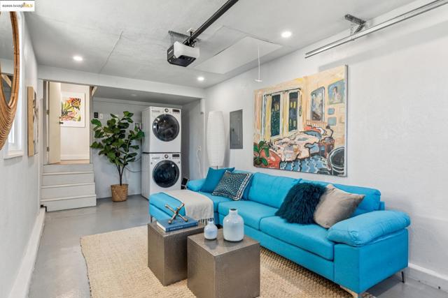 1026 Court St, Alameda CA: https://media.crmls.org/mediaz/9ed720d8-f724-4ce4-a524-b290b37c040f.jpg