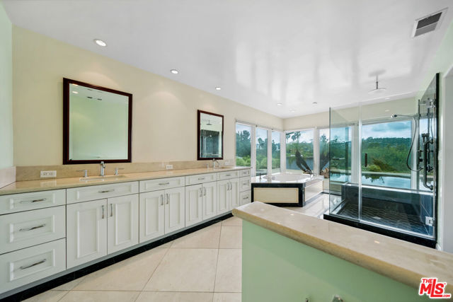 15901 High Knoll Road, Encino CA: https://media.crmls.org/mediaz/9ed8f8bc-2039-49fe-9c87-e594a2177e26.jpg