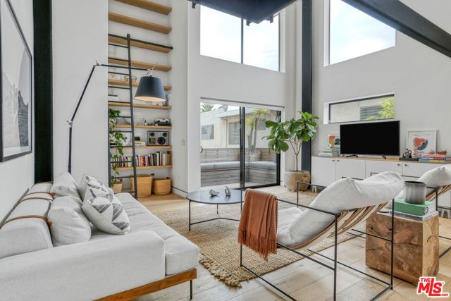 1335 N Fuller Avenue, Los Angeles CA: https://media.crmls.org/mediaz/9ed96836-a846-478e-aa45-13da61f187f6.jpg