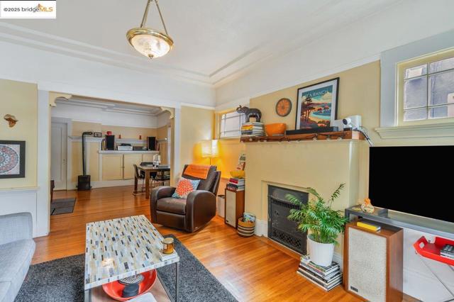 5537 Claremont Ave, Oakland CA: https://media.crmls.org/mediaz/9edc139f-88e6-43b7-929c-cdbcb777a571.jpg