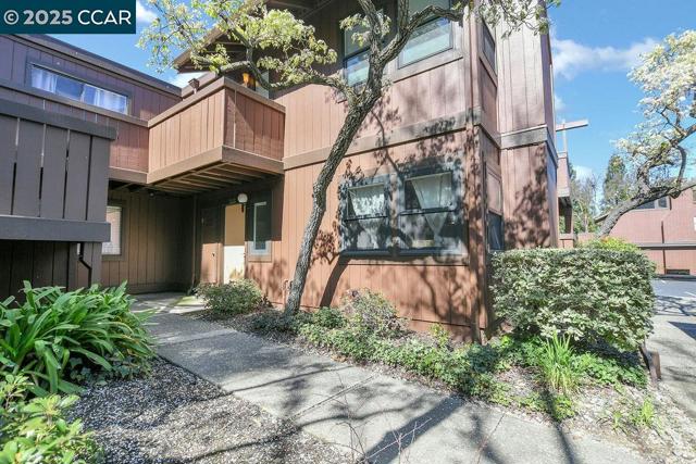 896 Camelback Place, Pleasant Hill CA: https://media.crmls.org/mediaz/9edc29b7-f9ae-4f12-b3df-126bcec0d5f7.jpg