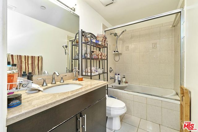 332 S Oxford Avenue, Los Angeles CA: https://media.crmls.org/mediaz/9edc64ed-ba53-41d6-bf44-7f51c51d73d5.jpg