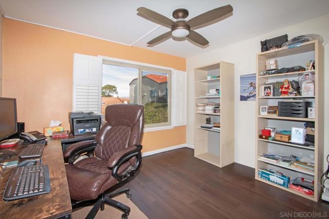 17453 Plaza Cerado, San Diego CA: https://media.crmls.org/mediaz/9edd1a00-a697-4665-bde0-42a3966ad9a1.jpg